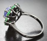 Превосходное серебряное кольцо с танзанитом и цаворитами 