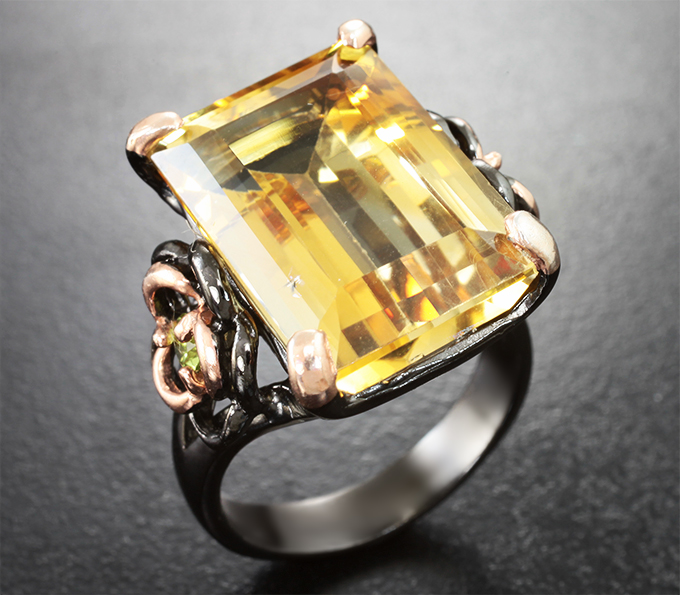 Серебряное кольцо с цитрином 17,95 карата и перидотами