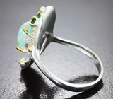 Серебряное кольцо с кристаллическим эфиопским опалом 0,94 карата и диопсидами