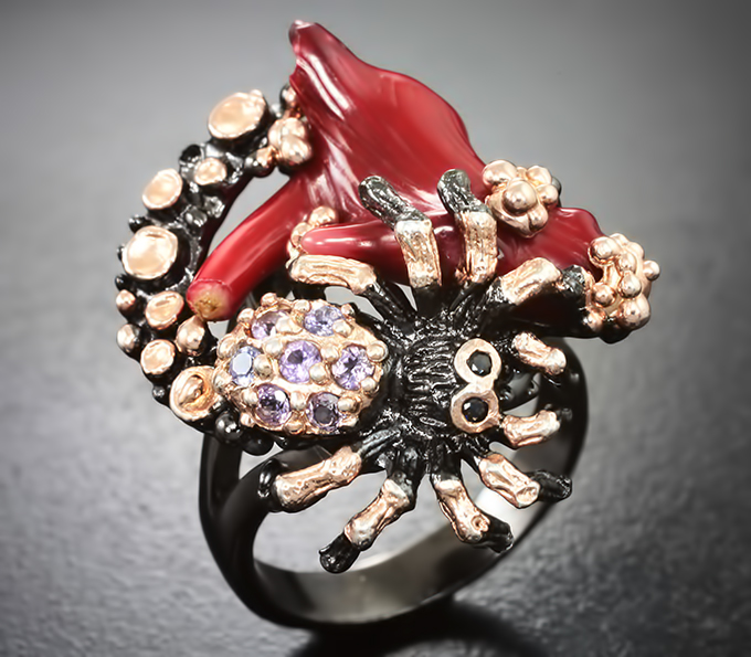 Серебряное кольцо с кораллом, аметистами, иолитами и синими сапфирами