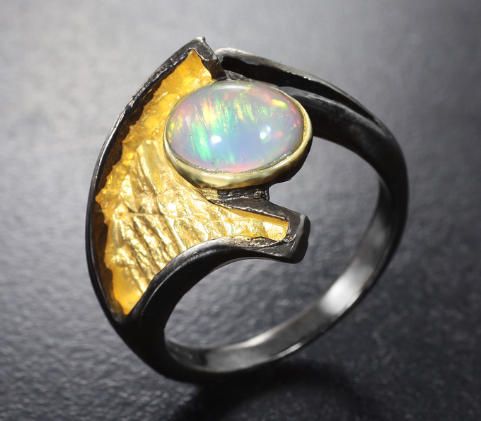 Серебряное кольцо с кристаллическим эфиопским опалом 0,94 карата