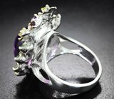 Серебряное кольцо с кабошоном аметиста 13,65 карата, голубыми топазами и сапфиром