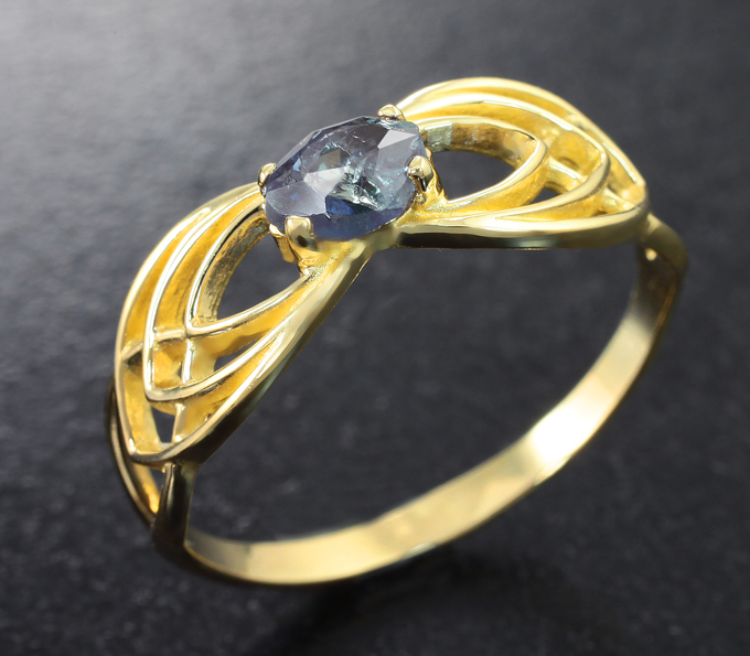 Золотое кольцо с уральским александритом авторской огранки 0,39 карата