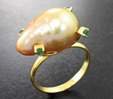 Золотое кольцо с золотистой жемчужиной барокко 14,35 карата и уральскими изумрудами