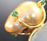 Золотое кольцо с золотистой жемчужиной барокко 14,35 карата и уральскими изумрудами Золото