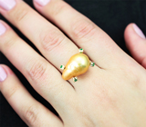 Золотое кольцо с золотистой жемчужиной барокко 14,35 карата и уральскими изумрудами