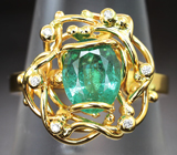 Золотое кольцо с ярким уральским изумрудом высокой чистоты 1,56 карата и бриллиантами