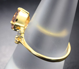 Золотое кольцо с чистейшими морганитом 1,32 карата и танзанитами