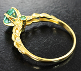 Золотое кольцо с редким «неоновым» уральским изумрудом 0,67 карата и бриллиантами Золото