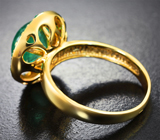 Золотое кольцо с насыщенным кабошоном уральского изумруда 4,19 карата, ограненными «неоновыми» изумрудами и бриллиантами Золото