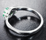 Изящное серебряное кольцо с изумрудами