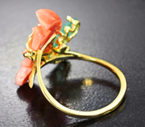 Золотое кольцо с резным solid кораллом 5,57 карата и уральскими изумрудами Золото