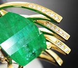 Эксклюзивное крупное золотое кольцо с роскошным уральским изумрудом авторской огранки 12,2 карата и бриллиантами
