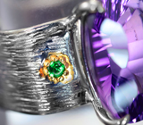 Серебряное кольцо с аметистом лазерной огранки 5,93 карата и цаворитами Серебро 925