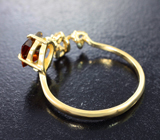 Золотое кольцо с полихромным андалузитом 0,95 карата и лейкосапфирами
