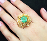 Массивное золотое кольцо с невероятно-ярким «неоновым» уральским изумрудом 2,85 карата и бриллиантами Золото
