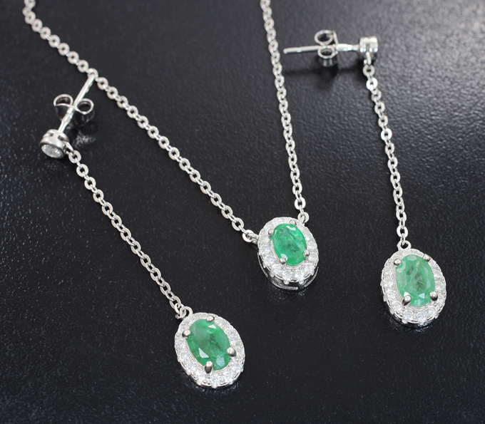 Изящный серебряный комплект с изумрудами