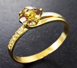 Золотое кольцо с контрастным андалузитом 0,98 карата и бесцветными топазами