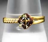 Золотое кольцо с контрастным андалузитом 0,98 карата и бесцветными топазами
