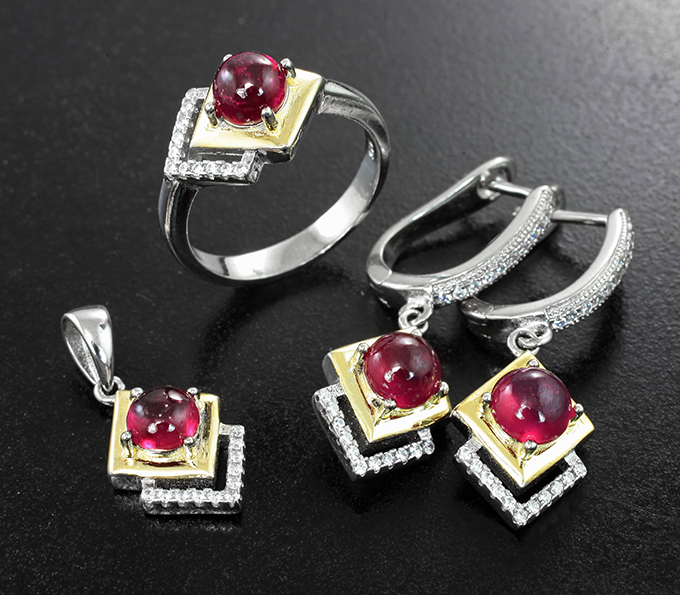 Изящный серебряный комплект с насыщенными рубинами