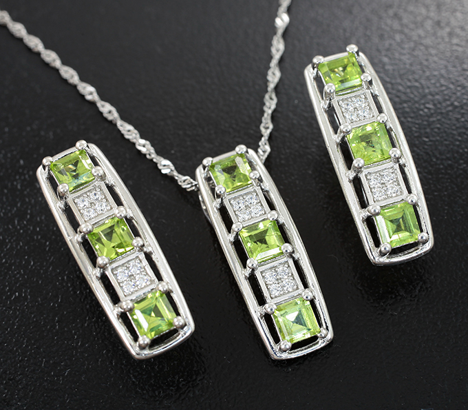 Стильный серебряный комплект с перидотами + цепочка