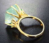 Золотое кольцо с крупным уральским мятно-зеленым бериллом 13,43 карата, изумрудами и бриллиантами