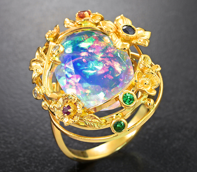 Золотое кольцо с топовым ограненным эфиопским опалом 6 карат, самоцветами и бриллиантами