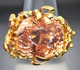 Массивное золотое кольцо с крупным насыщенным персиковым турмалином 21,28 карата, сапфирами, цаворитами и бриллиантами