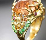 Массивное золотое кольцо с крупным насыщенным персиковым турмалином 21,28 карата, сапфирами, цаворитами и бриллиантами
