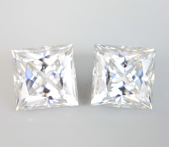 Пара бесцветных муассанитов 3,54 карата