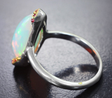 Серебряное кольцо с кристаллическим эфиопским опалом 4.8 карата и красными сапфирами Серебро 925