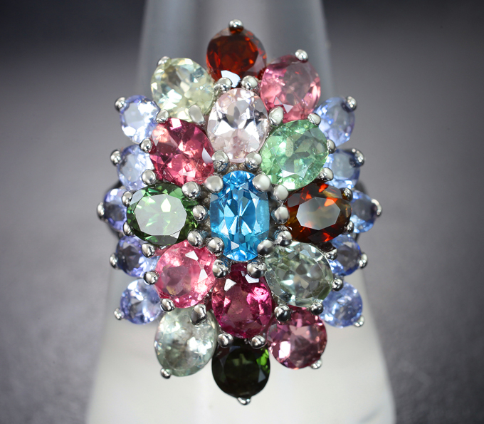 Праздничное серебряное кольцо с голубым топазом, разноцветными турмалинами и танзанитами