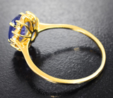 Золотое кольцо с ярким насыщенным танзанитом 1,87 карата и лейкосапфирами Золото