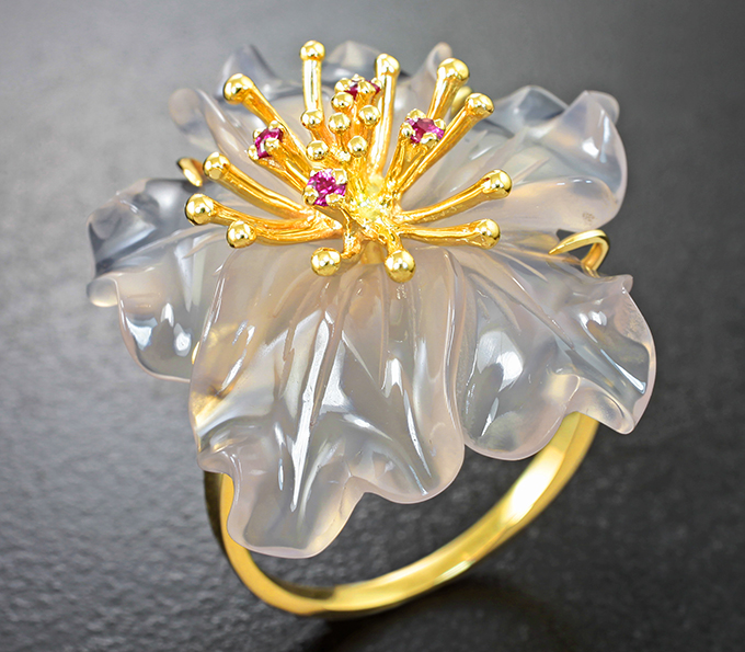 Золотое кольцо с розовым кварцем 16,02 карата и рубинами