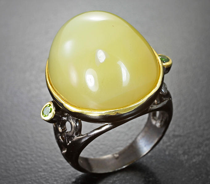 Серебряное кольцо с пастельно-желтым опалом и диопсидами