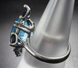 Серебряное кольцо с голубым топазом лазерной огранки и насыщенно-синими топазами 11,07 карата