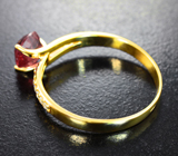 Золотое кольцо с яркой красно-оранжевой шпинелью 1,34 карата и бриллиантами Золото