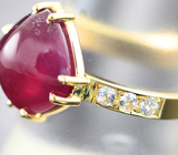 Золотое кольцо с крупным рубином редкой формы 6,81 карата и лейкосапфирами