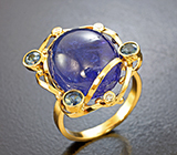Золотое кольцо с крупным насыщенным танзанитом 19,26 карата, синими сапфирами и бриллиантами