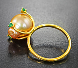 Кольцо с золотистой жемчужиной 10,19 карата и изумрудами Золото