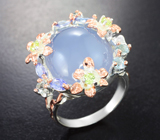 Серебряное кольцо с халцедоном 19 карата, танзанитами, перидотами и голубыми топазами