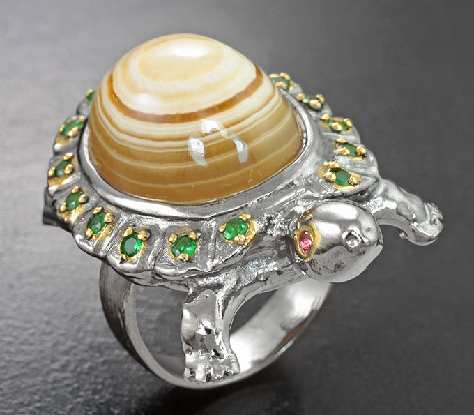 Серебряное кольцо с агатом 24,18 карата, цаворитами и сапфирами