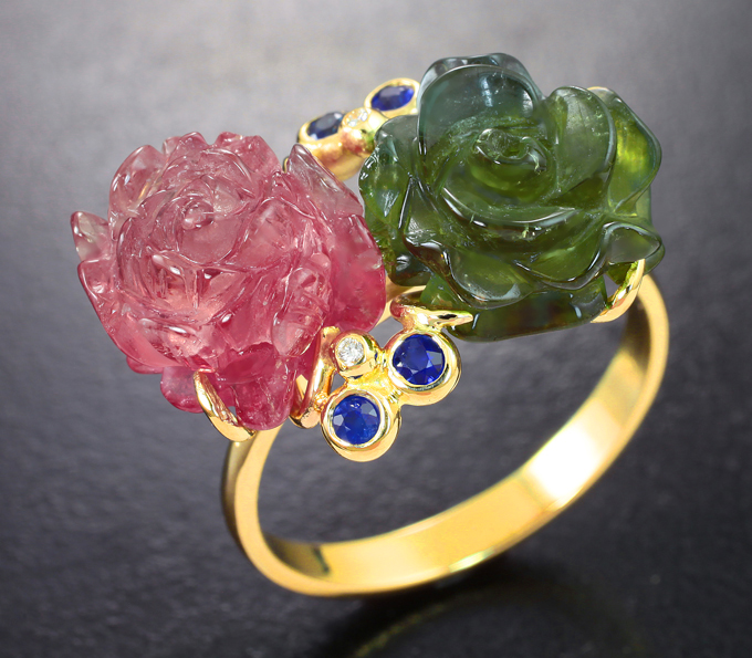 Золотое кольцо с яркими резными турмалинами 12,68 карата, синими сапфирами и бриллиантами