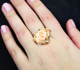 Золотое кольцо с резным solid кораллом 11,4 карата, красными сапфирами и бриллиантами Золото