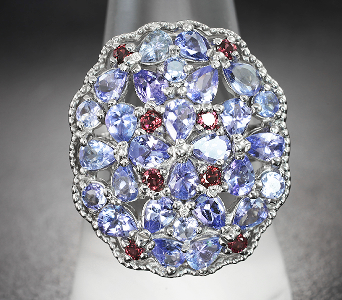 Шикарное серебряное кольцо с танзанитами и родолитами