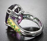 Серебряное кольцо с уругвайским аметистом лазерной огранки 13 карат и цаворитами