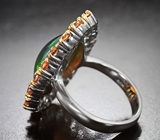 Серебряное кольцо с кристаллическим черным опалом 5,4 карата, золотистыми сапфирами и цаворитами Серебро 925
