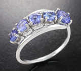 Элегантное серебряное кольцо с яркими танзанитами