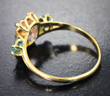 Золотое кольцо с морганитом 1,86 карата и голубыми цирконами высокой чистоты Золото