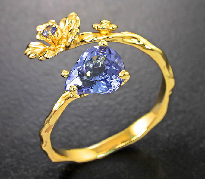 Золотое кольцо с яркими танзанитами 2,02 карата и бриллиантом